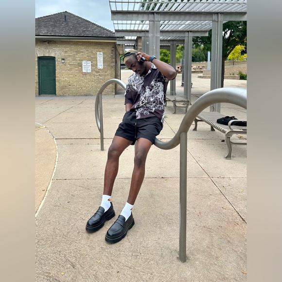 Wavy Oversized Button Shirt
Size S
Length 75 cm
Chest 120 cm
Shoulder 65 cm - Picture 3 of 6